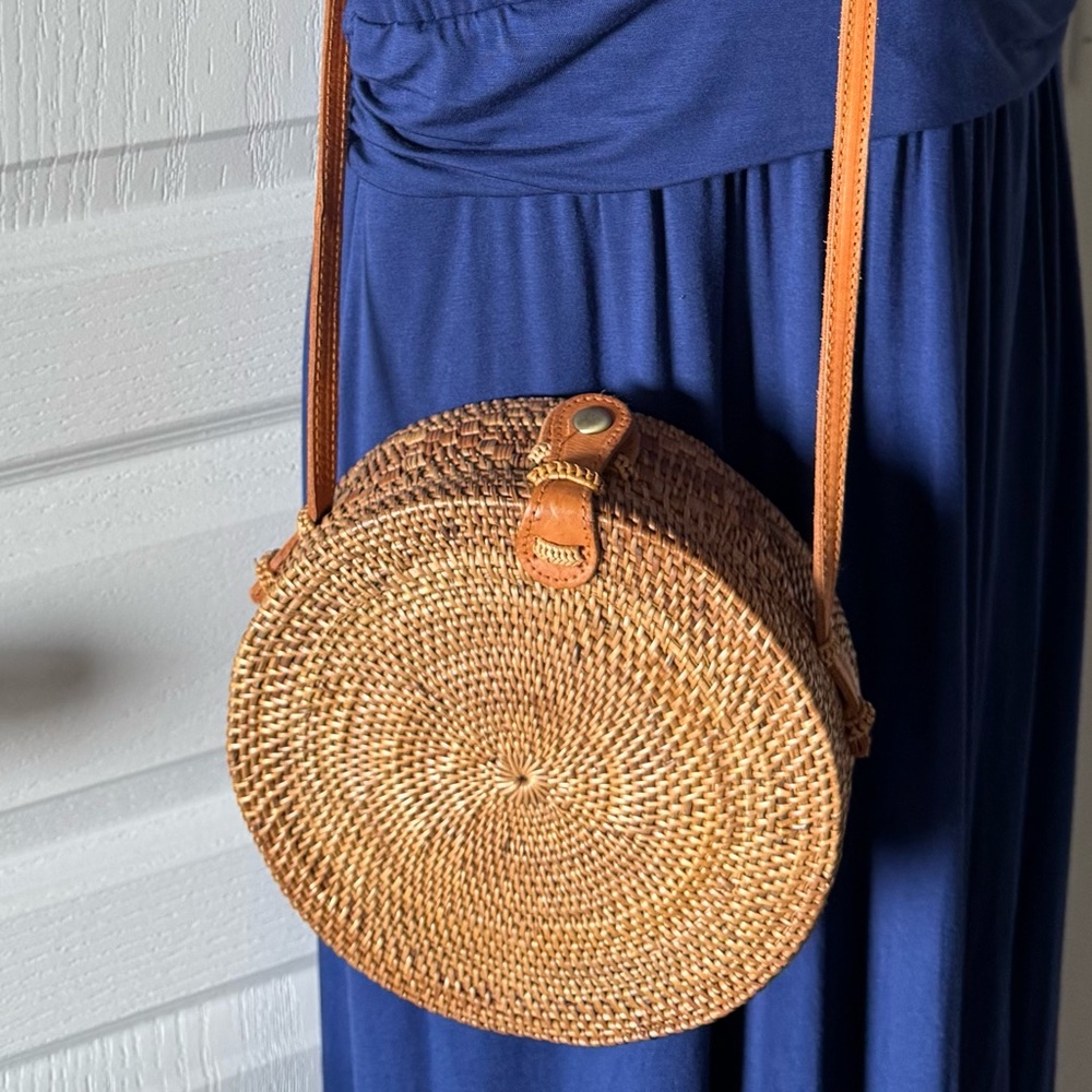 STREET LEVEL WICKER ROUND CROSSBODY